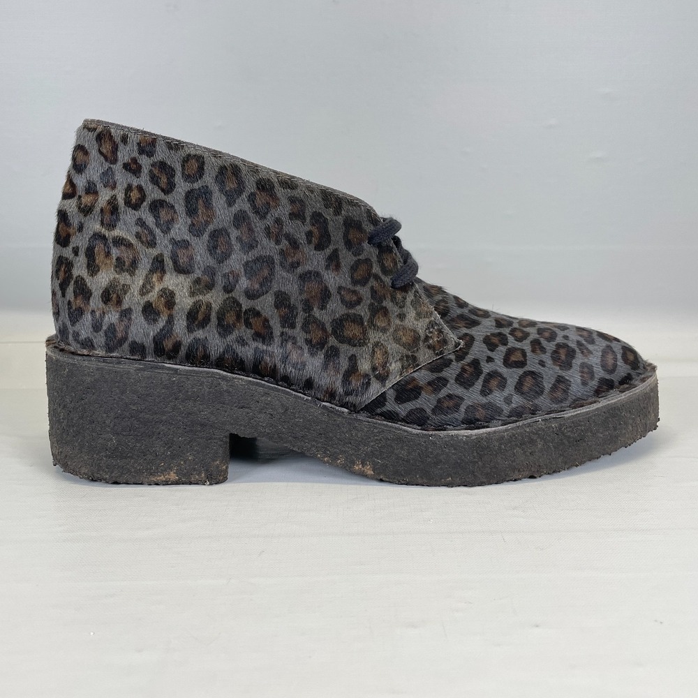 Clarks Originals Arisa Desert Boots Womens Size 10 Gray Leopard Calf Hair Crepe